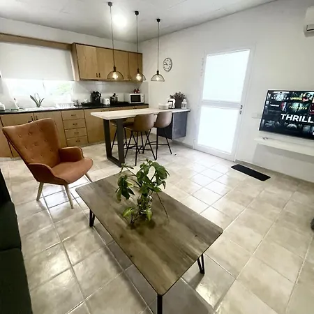 Cosy Refurbished Centre Апартаменти Лімасол